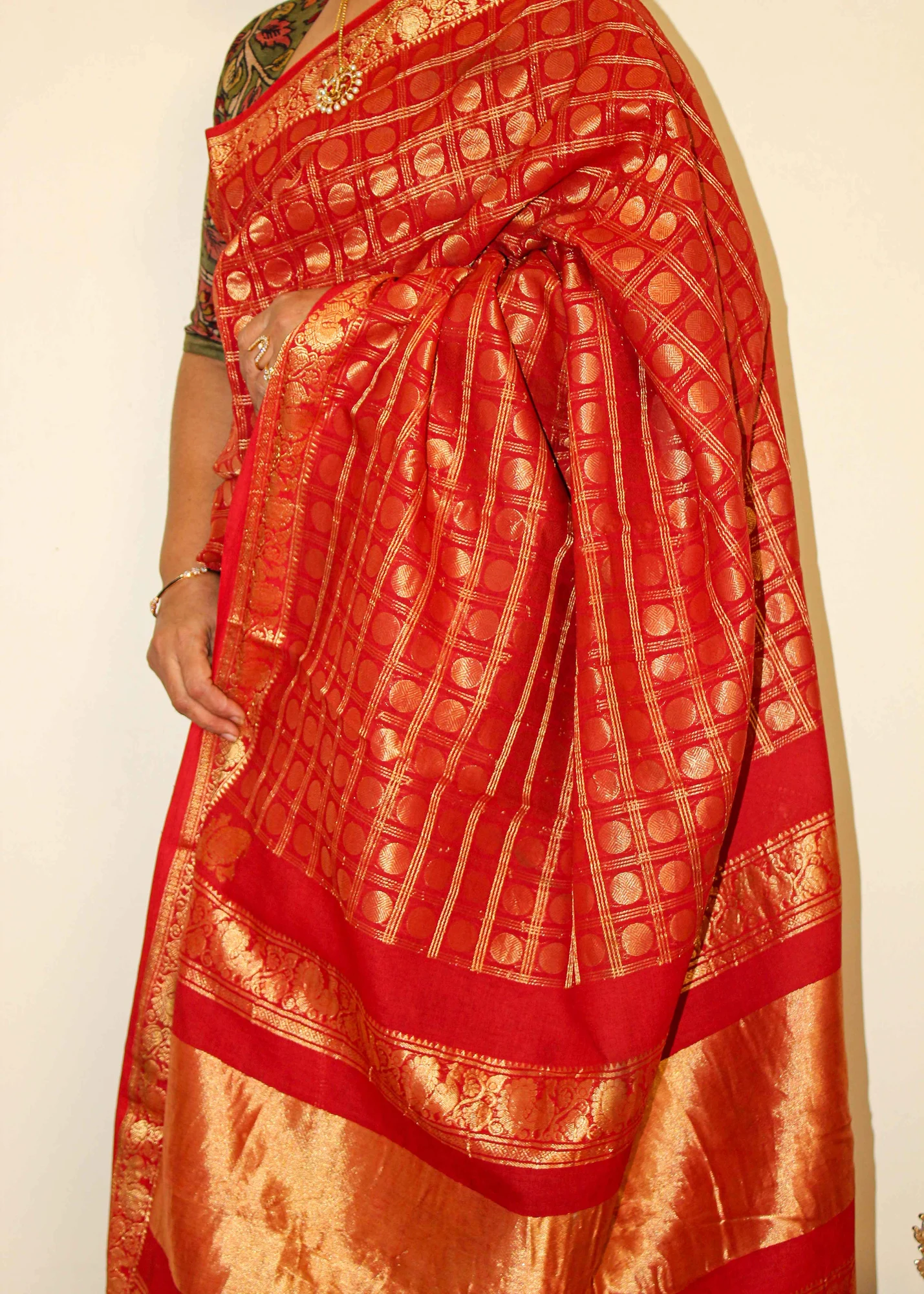 Madurai Arakku Red Kasu Butta Zari Checks Sungudi Saree - 4