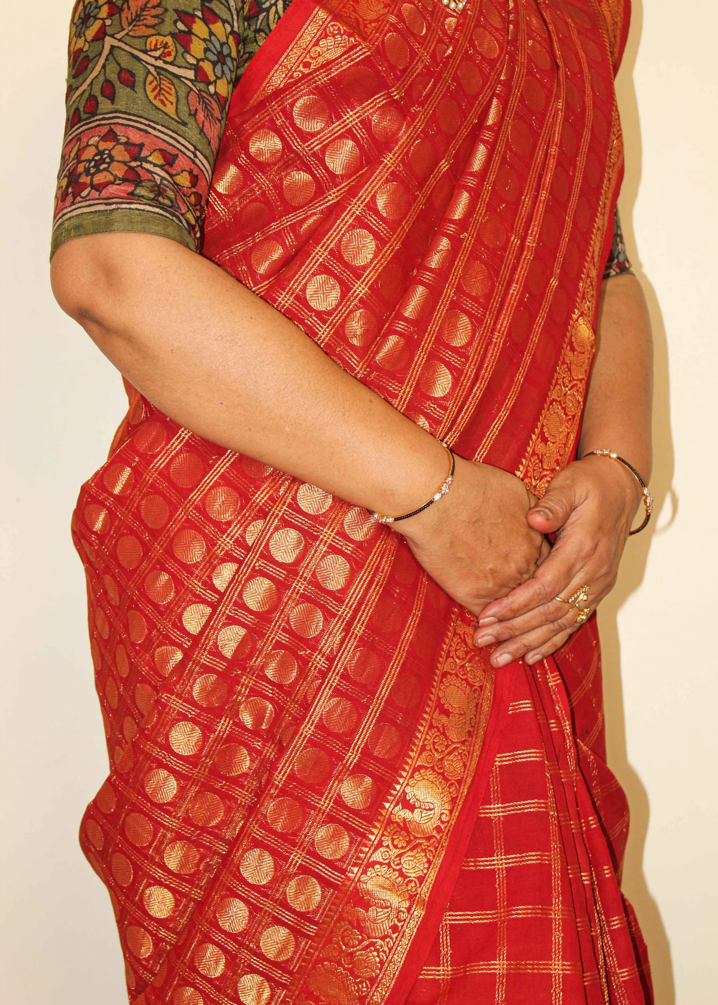 Madurai Arakku Red Kasu Butta Zari Checks Sungudi Saree - 3