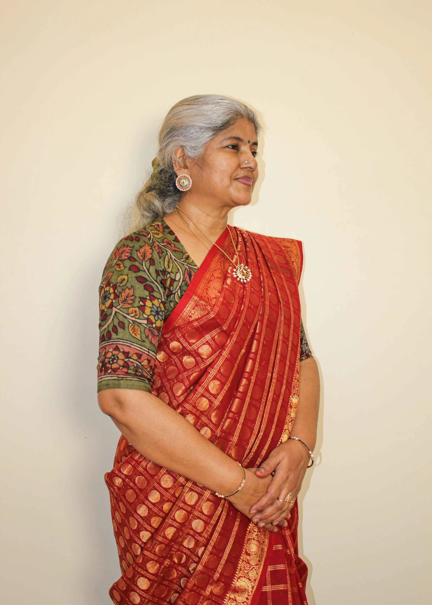 Madurai Arakku Red Kasu Butta Zari Checks Sungudi Saree - 2
