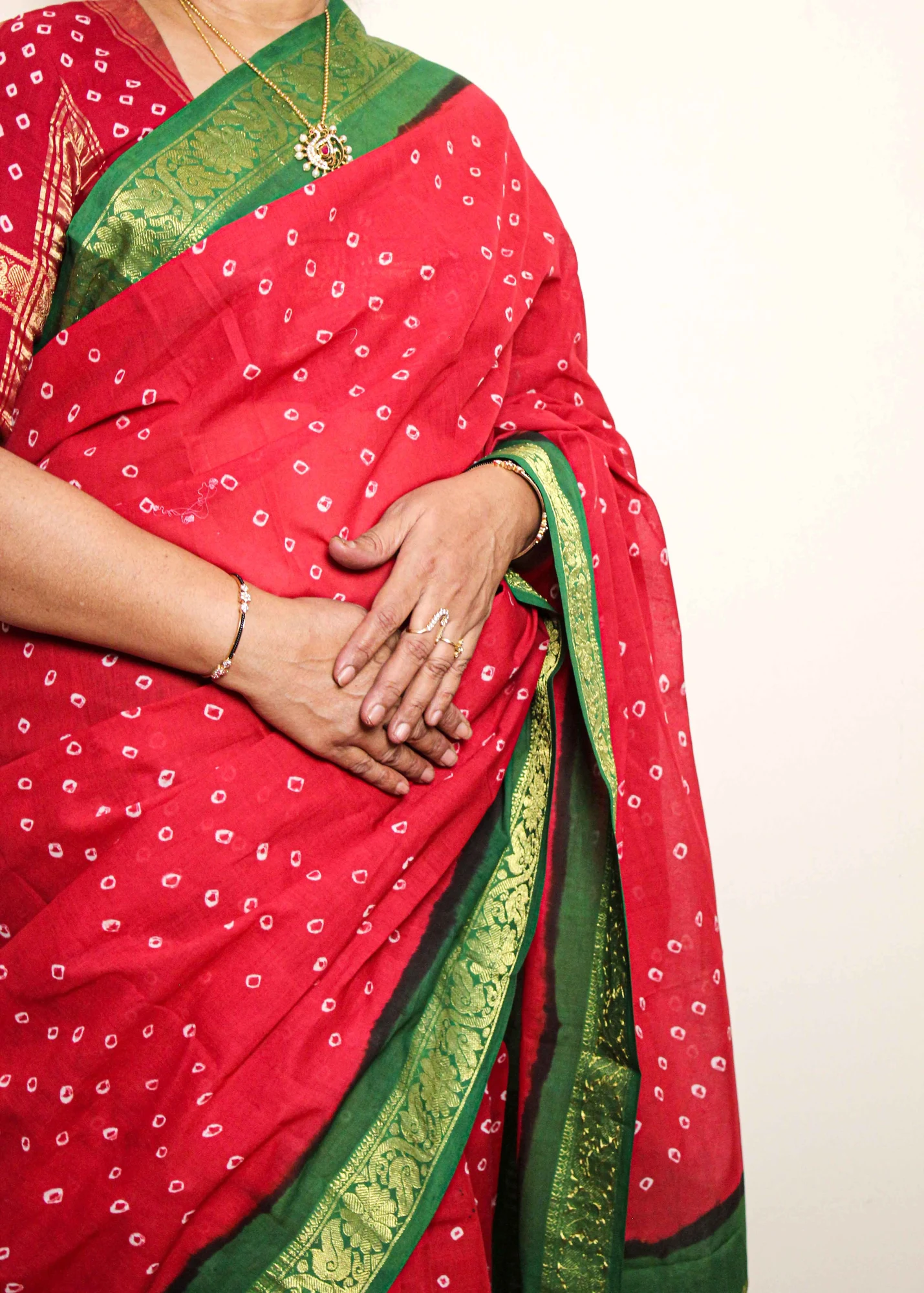 Red Vangi Sungudi Saree with Green Floral Border - 5